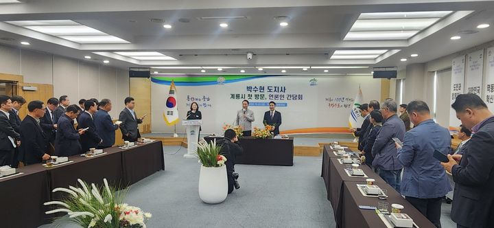 [계룡=뉴시스]곽상훈 기자=박수현 충남지사가 23일 계룡시청에서 이응우 계룡시장과 함께 언론인 간담회를 갖고 있다. 2026.10.23 photo@newsis.com *재판매 및 DB 금지