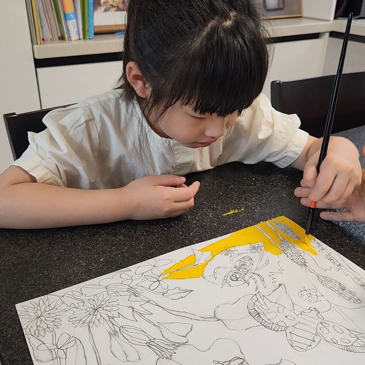 [울산=뉴시스] 울산 삼동초 장채아 학생이 교실에서 그림을 그리고 있다. (사진=울산교육청 제공) photo@newsis.com *재판매 및 DB 금지