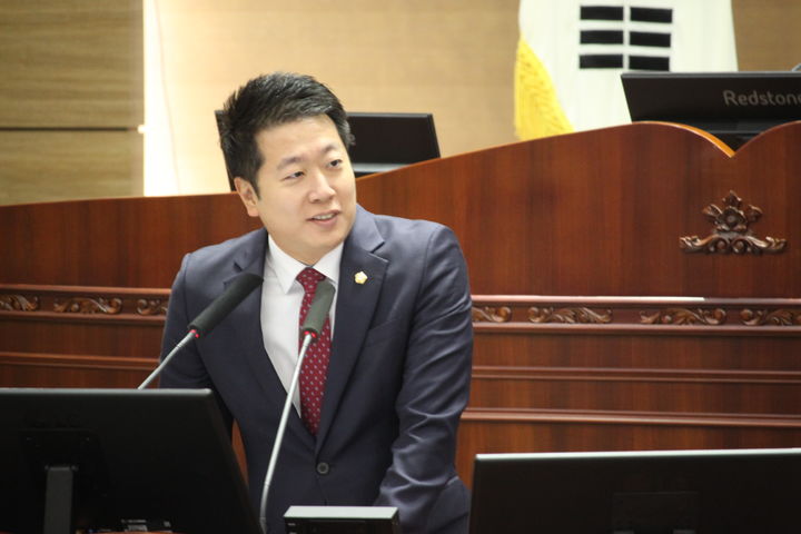 [천안=뉴시스] 최영민 기자=조성준 천안시의원이 23일 제293회 제1차 정례회 제4차 본회의에서 시정질문을 하고 있다. 2026.10.23 ymchoi@newsis.com *재판매 및 DB 금지