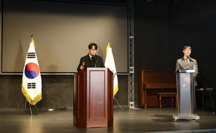 [서울=뉴시스] 20일 열린 한국음악저작권협회 임시총회에서 이시하 회장(왼쪽)이 총회를 진행하고 있다. (사진 = 한국음악저작권협회 제공) 2026.10.23. photo@newsis.com *재판매 및 DB 금지