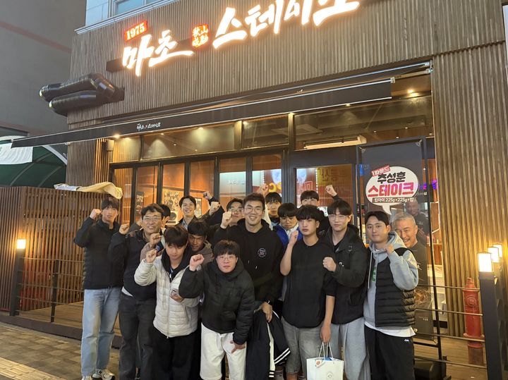 [천안=뉴시스] 천안시티FC 통합축구단이 22일 저녁 천안시 불당동 인근에서 식사 후 기념촬영을 하고 있다. (사진=천안시티FC 제공) 2026.10.23 photo@newsis.com *재판매 및 DB 금지