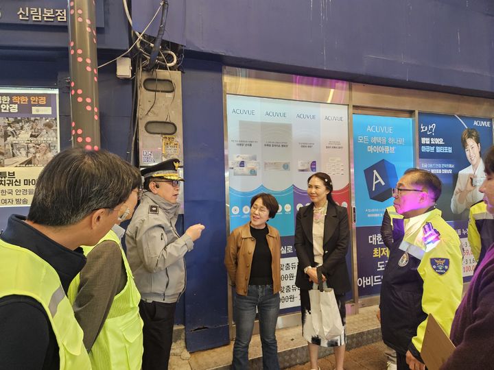 [서울=뉴시스] 서울 관악경찰서는 22일 '서울안전31 Re-디자인 데이'를 맞아 양승호 서장 주관으로 관악구청·자율방범대·상인회와 신림역 일대를 합동 점검했다고 밝혔다. (사진=서울관악경찰서 제공) 2026.10.23. photo@newsis.com *재판매 및 DB 금지