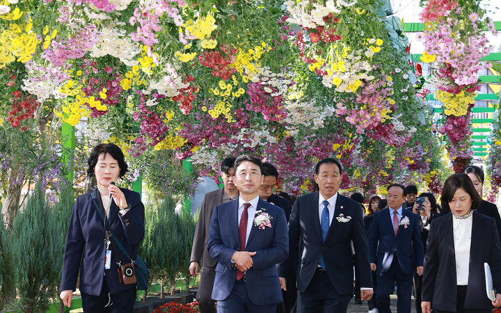 [함평=뉴시스] 23일 오전 전남광주 함평군 함평엑스포공원에서 대한민국 국향대전 개장식이 열린 가운데 이남오 함평군수 등 관계자들이 축제장을 관람하고 있다. (사진=함평군 제공) 2026.10.23. photo@newsis.com *재판매 및 DB 금지