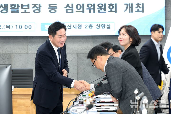 [오산=뉴시스] 조용호 시장(사진 왼쪽)이 심의위원회 위원들과 악수하며 인사를 나누고 있다. (사진=오산시 제공) 2026.10.23.photo@newsis.com 