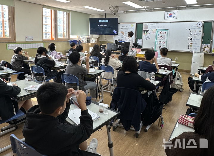 [오산=뉴시스] 오산시약사회 소속 약사가 원일초등학교 교실에서 약물·마약류 오남용 예방교육을 진행하고 있는 모습 (사진=오산시 제공) 2026.10.23.photo@newsis.com