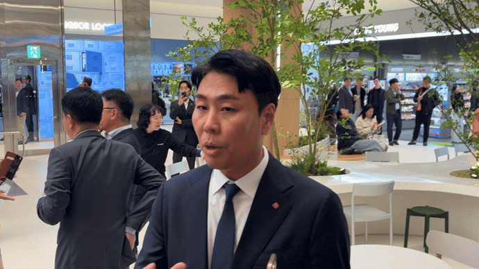 [서울=뉴시스] 권민지 기자 = 정현석 롯데백화점 대표가 23일 서울 동대문구 '롯데몰 벨리타운 청량리' 개장 현장을 찾아 신규 쇼핑몰의 운영 전략과 향후 출점 계획을 설명하고 있다. 2026.10.23. ming@newsis.com *재판매 및 DB 금지