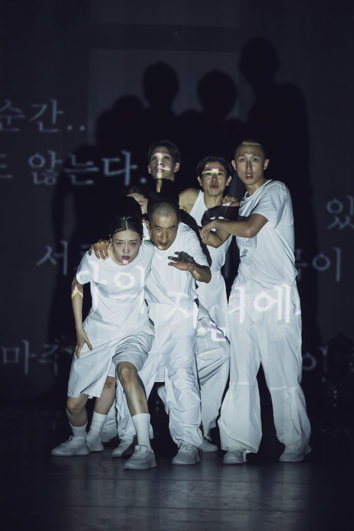 [서울=뉴시스] '코레오 커넥션: 서울' 중 기은주 안무가의 '사라진 초상' 공연. (사진=국립현대무용단 제공) 2026. 10. 23. photo@newsis.com *재판매 및 DB 금지