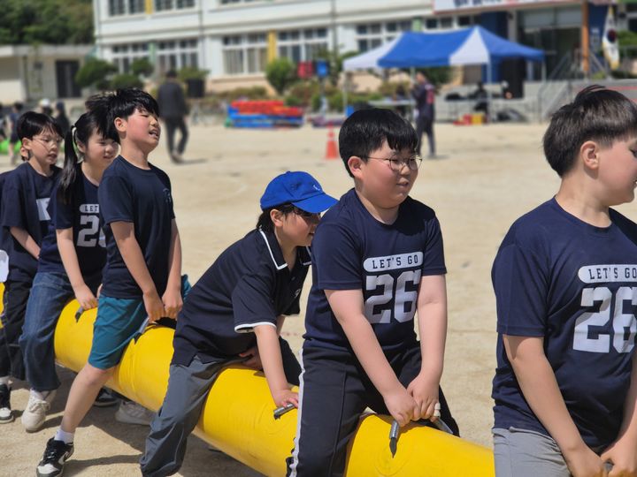 [안동=뉴시스] 구미 남계초와 구미 문성초 체육활동 모습. (사진=경북교육청 제공) 2026.10.13. photo@newsis.com *재판매 및 DB 금지