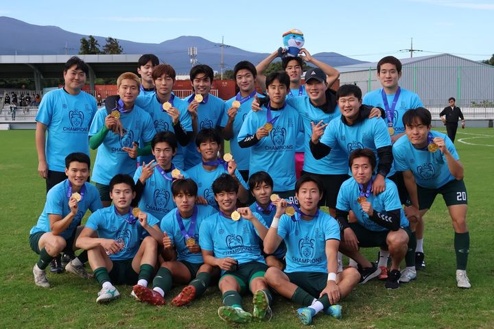 [부산=뉴시스] 동명대학교는 지난 22일 제주 서귀포시민축구장에서 열린 제107회 전국체육대회 축구 남자대학부 결승전에서 경기 대표 경희대를 상대로 승부차기 끝에 승리, 금메달을 획득했다고 23일 밝혔다. (사진=동명대 제공) 2026.10.23. photo@newsis.com *재판매 및 DB 금지