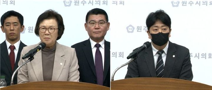 [원주=뉴시스] 이덕화 기자 = 23일 제269회 원주시의회(임시회) 2차 본회의에서 예정된 원주시민주권시대위원회 설치 및 운영 조례안 표결에 앞서 국민의힘(왼쪽)과 더불어민주당 시의원들이 반대와 찬성의 상반된 의견을 주장하며 기자회견을 하고 있다. 2026.10.23. wonder8768@newsis.com *재판매 및 DB 금지