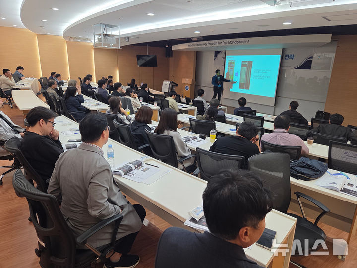 [시흥=뉴시스] 배현민 KAIST 창업원장의 특강 현장. (사진=한국공학대 제공).2026.10.23. photo@newsis.com