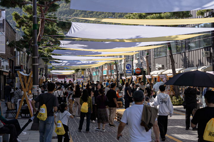 [공주=뉴시스] 송승화 기자 = 카카오와 공주시가 추진하는 '곳곳산책 공주' 행사로 제민천 일대가 방문객들로 붐비고 있다.(사진 = 공주시). 2026.10.23. photo@newsis.com *재판매 및 DB 금지