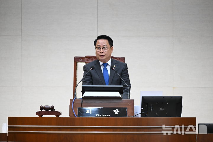 [전주=뉴시스] 김민수 기자= 성중기 완주군의장이 23일 열린 제304회 임시회 제2차 본회의에서 현장 중심의 의정활동을 강조하는 폐회사를 발표하고 있다. 2026.10.23 *재판매 및 DB 금지