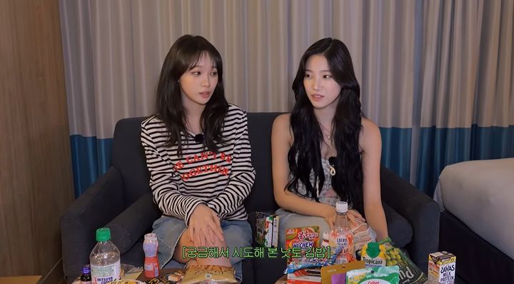 [서울=뉴시스] 르세라핌 김채원(왼쪽)이 카즈하(오른쪽)에게 낫토 김밥을 좋아하게 된 계기를 설명하고 있다. (사진=르세라핌 공식 유튜브 채널 캡처)
