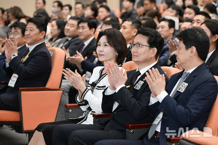 [서울=뉴시스] 조성봉 기자 = 김혜경 여사가 23일 서울 용산구 국립중앙박물관에 열린 제1회 한식의 날 기념식 및 한식대축제에서 박수를 치고 있다.(청와대통신사진기자단) 2026.10.23. suncho21@newsis.com