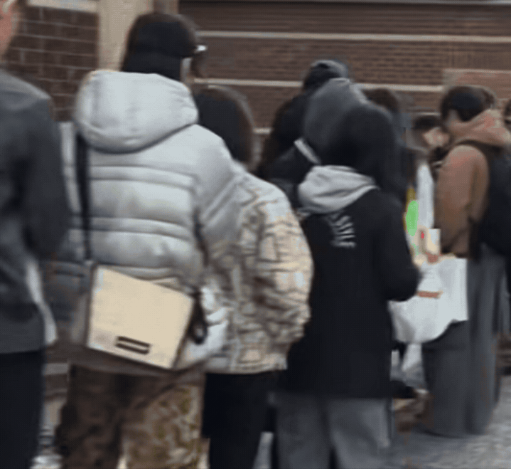 [서울=뉴시스]23일 오전 서울 종로구 효자로 카멜커피 서촌점 앞에서 보테가 베네타 에코백을 받으려는 방문객들이 줄을 서 있는 모습. (사진출처: SNS 캡처)2026.10.23.