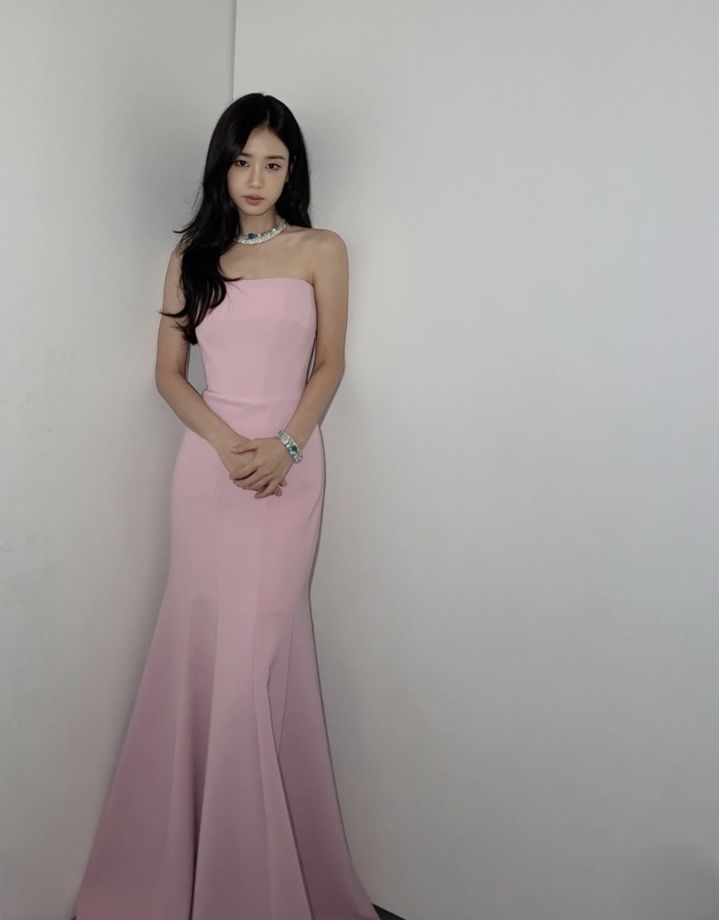 [서울=뉴시스] 배우 안은진이 지난 22일 자신의 사회관계망서비스(SNS)에 핑크색 드레스를 입은 여러 장의 사진을 공개했다. (사진=SNS 캡쳐) 2026.10.23. 