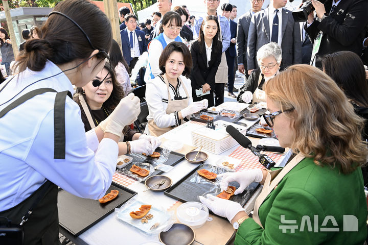 [서울=뉴시스] 조성봉 기자 = 김혜경 여사가 23일 서울 용산구 국립중앙박물관에 열린 한식대축제 한식놀이터에서 곶감쌈 만들기를 체험하고 있다.(청와대통신사진기자단) 2026.10.23. suncho21@newsis.com