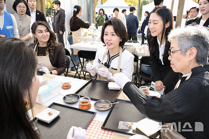 [서울=뉴시스] 조성봉 기자 = 김혜경 여사가 23일 서울 용산구 국립중앙박물관에 열린 한식대축제 한식놀이터에서 곶감쌈 만들기를 체험하고 있다.(청와대통신사진기자단) 2026.10.23. suncho21@newsis.com