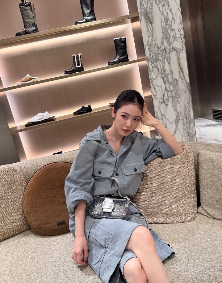 [서울=뉴시스]배우 신예은이 그레이 톤의 워크웨어를 입고 가녀린 팔과 슬림한 실루엣을 드러내고 있다. (사진=신예은 인스타그램 캡처) 2026.10.23