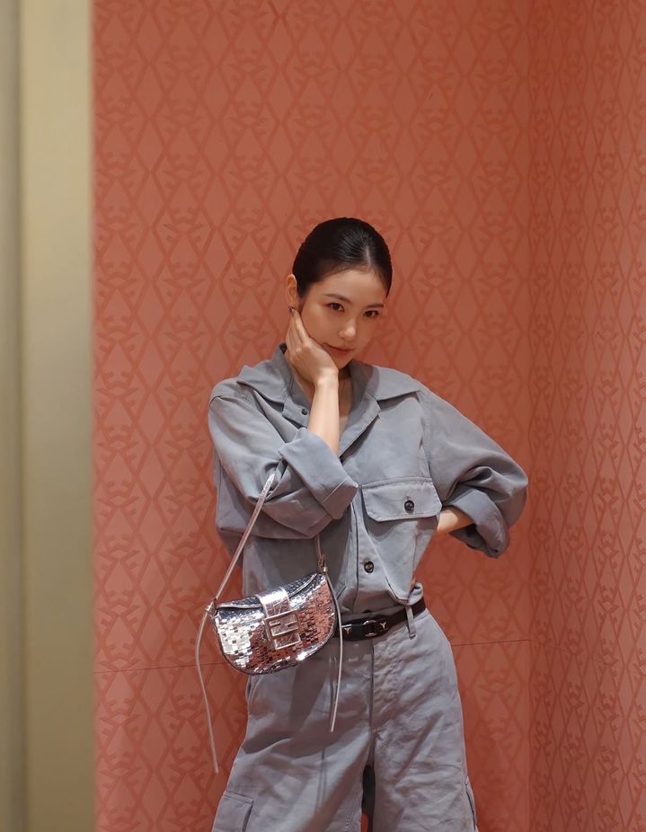 [서울=뉴시스]배우 신예은이 그레이 톤의 워크웨어를 입고 가녀린 팔과 슬림한 실루엣을 드러내고 있다. (사진=신예은 인스타그램 캡처) 2026.10.23