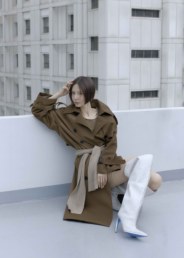 [서울=뉴시스] 여성용 스트라타 트렌치코트 착용한 홍보대사 김나영. (사진=영원아웃도어 제공) *재판매 및 DB 금지