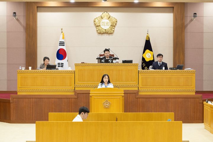 [양주=뉴시스] 이지연 의원이 23일 '제3회 추가경정(수정)예산안 및 기금운용계획 변경 5차안'의 심사결과를 보고하고 있다. (사진=양주시의회 제공) 2026.10.23 photo@newsis.com *재판매 및 DB 금지