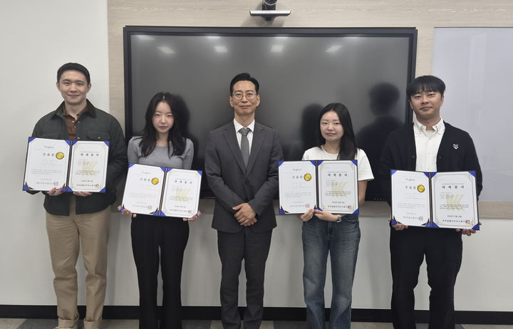[울산=뉴시스] 최근 진행된 인권경영 운영전문가 양성교육에 참여한 울산항만공사 직원 4명이 한국컴플라이언스평가원이 주관하는 민간 전문자격을 취득했다. (사진=울산항만공사 제공) 2026.10.23. photo@newsis.com *재판매 및 DB 금지