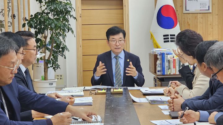 윤건영 충북도교육감이 23일 집무실에서 기획회의를 주재하고 있다.(사진=충북교육청 제공) *재판매 및 DB 금지