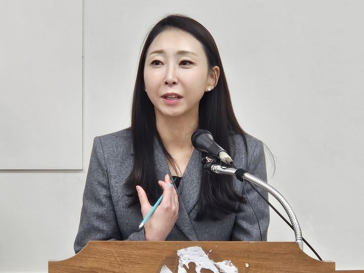 [청주=뉴시스] 이도근 기자=국민의힘 홍혜진 청주시의원이 23일 청주시청 임시청사 브리핑룸에서 기자회견을 열어 김기현 청주문화산업진흥재단 대표이사 후보자에 대한 지명 철회를 촉구하고 있다. 2026.10.23. nulha@newsis.com *재판매 및 DB 금지
