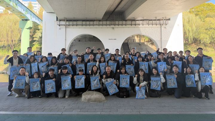 [서울=뉴시스] 처브라이프 알버트김 대표이사(앞줄 가운데)와 임직원들이 지난 23일 서울 양재천 인근에서 사회공헌 활동에 참여해 기념사진을 촬영하고 있다. (사진=처브라이프 제공) 2026.10.24. photo@newsis.com *재판매 및 DB 금지