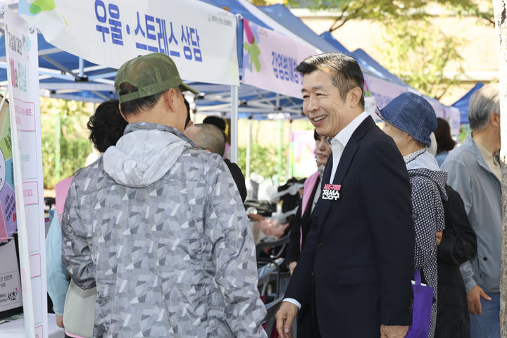 [서울=뉴시스] 지난 20일 서울 서초구 양재근린공원 '스마트 건강체험관'에서 전성수 서초구청장이 주민과 안부 인사를 나누고 있다. (사진=서초구 제공) 2026.10.20. photo@newsis.com *재판매 및 DB 금지
