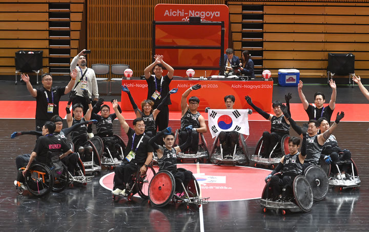 [서울=뉴시스] 한국 휠체어럭비 대표팀이 23일 일본 아이치현 윙 아레나 카리야에서 열린 2026 아이치·나고야 아시안패러게임에서 금메달을 획득했다. (사진=대한장애인체육회 제공) 2026.10.23. *재판매 및 DB 금지