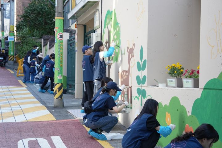 성동구, SM엔터와 4년 연속 '벽화 봉사' - 뉴스 썸네일 이미지