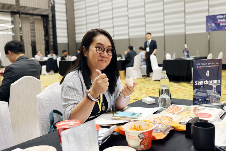 [칠곡=뉴시스] 말레이시아 바이어가 한국 떡볶이를 시식한 뒤 엄지척하고 있다. (사진=칠곡군 제공) 2026.10.23 photo@newsis.com *재판매 및 DB 금지