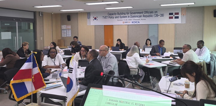 [천안=뉴시스] 송승화 기자 = 팀별로 진행된 토론 모습.(사진 = 한국기술교육대학교). 2026.10.23. photo@newsis.com *재판매 및 DB 금지