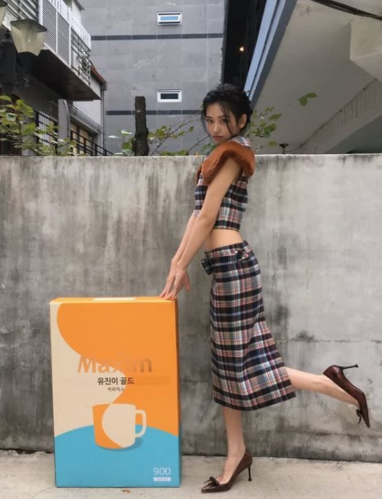 [서울=뉴시스] 그룹 아이브 안유진이 지난 22일 자신의 소셜미디어(SNS)에 체크무늬 투피스를 입고 찍은 사진을 공개했다. (사진=안유진 인스타그램 캡처) *재판매 및 DB 금지