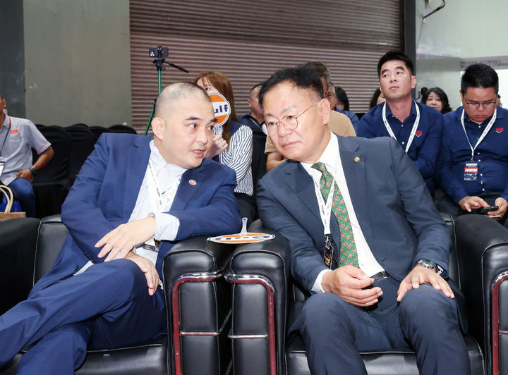 [칠곡=뉴시스] 김재욱(오른쪽) 칠곡군수가 말레이시아 자동차부품 기업 대표와 수출 상담을 하고 있다. (사진=칠곡군 제공) 2026.10.23 photo@newsis.com *재판매 및 DB 금지