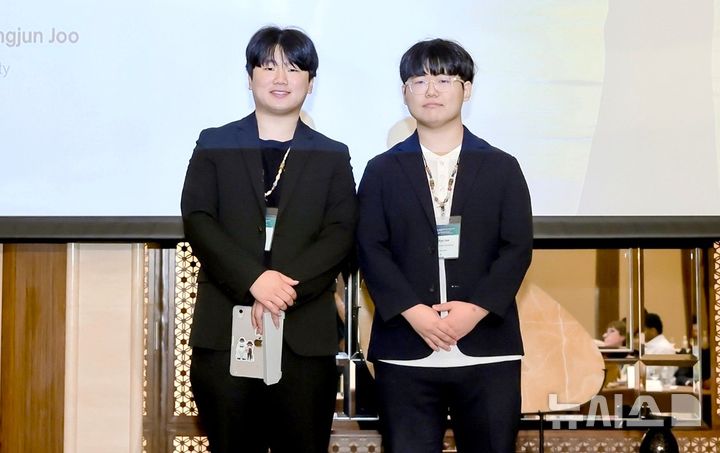 [포항=뉴시스] 한동대학교 리얼라인팀이 아시아·태평양 청년 마이스(MICE) 경연 최종 무대에서 결승에 진출했다. 사진은 한동대 리얼라인팀의 이민규(왼쪽·일반대학원 휴먼&테크 AI융합학과 1년)·주영준(커뮤니케이션학부 4년) 학생. (사진=한동대 제공) 2026.10.23. photo@newsis.com