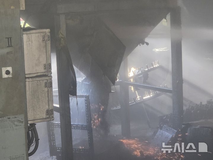 [인천=뉴시스] 23일 오전 인천 서해구 원창동의 한 금속기계 가공공장에서 화재가 발생했다. (사진=인천소방본부 제공) 2026.10.23. photo@newsis.com