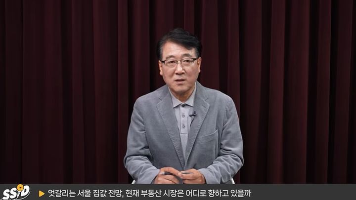 [서울=뉴시스]한문도 교수가 서울 아파트 시장의 거래량 감소와 금리 인상 가능성 등을 바탕으로 향후 주택시장 전망을 설명하고 있다. (사진=유튜브 '신사임당' 캡처) 2026.10.23