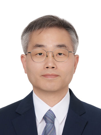 [서울=뉴시스] 수원지검(현 수원지방공소청) 집단 퇴정 논란 당시 보고·지휘라인이었던 이성범(사법연수원 34기) 전 수원지검 2차장검사가 법무법인 동인에서 변호사로 새출발한다. 사진은 이 전 차장검사. (사진=법무법인 동인 제공). 2026.10.23. photo@newsis.com *재판매 및 DB 금지