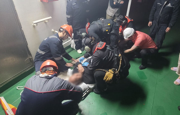 국제여객선에서 응급환자 상태를 확인 중인 해양경찰관. (사진=중부해경청 제공) 2026.10.23. photo@newsis.com *재판매 및 DB 금지