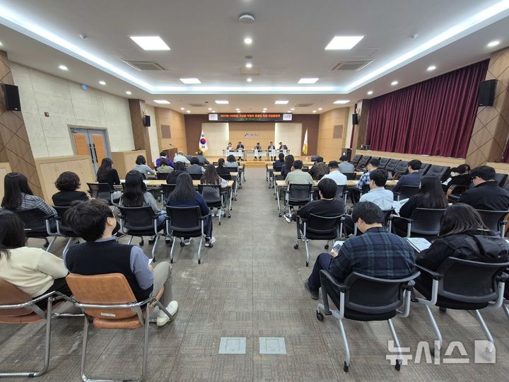 [괴산=뉴시스] 서주영 기자 = 23일 오후 충북 괴산군청 대회의실에서 괴산군 의정비 결정을 위한 주민공청회가 열리고 있다. 2026.10.23. juyeong@newsis.com *재판매 및 DB 금지