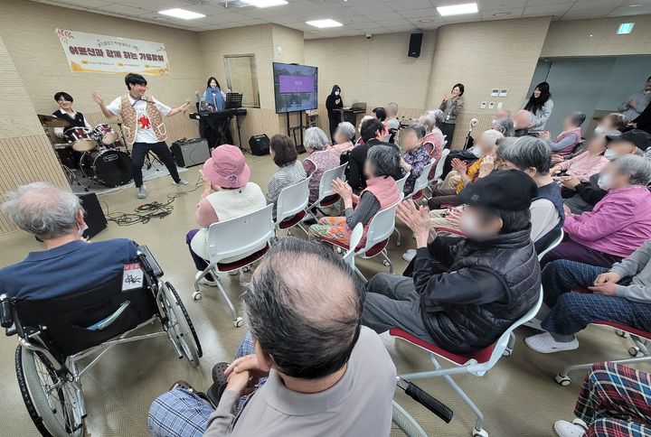 [과천=뉴시스] 박종대 기자 = 23일 경기 과천시립요양원 5층 강당에서 과천중앙고 밴드 동아리 학생들이 어르신들에게 공연을 선보이고 있다. 2026.10.23. photo@newsis.com *재판매 및 DB 금지