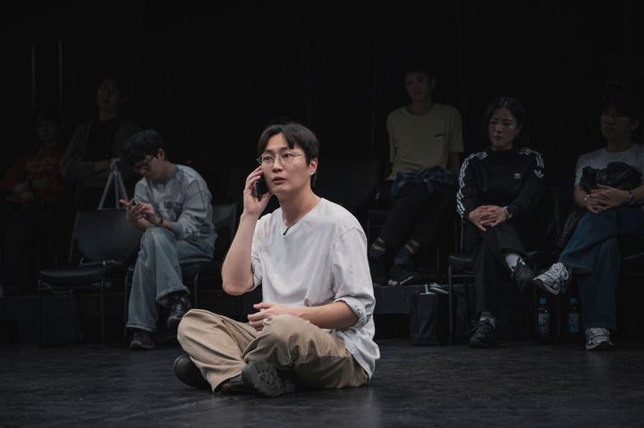 [서울=뉴시스] 연극 '내게 빛나는 모든 것'에 출연 중인 배우 노재원. (사진 = 크리에이티브테이블 석영 제공) 2026.10.23. photo@newsis.com *재판매 및 DB 금지