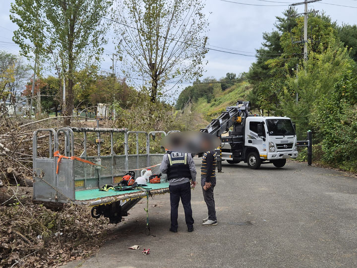[완주=뉴시스] 23일 오후 3시20분께 전북 완주군 봉동읍에 위치한 완주산업단지 내 조경 작업을 진행하던 50대 작업자가 잘린 전선에 신체가 닿아 감전됐다. 경찰이 사고 현장을 찾아 관계자와 대회를 나누고 있다. (사진=전북특별자치도소방본부 제공) 2026.10.23. photo@newsis.com *재판매 및 DB 금지