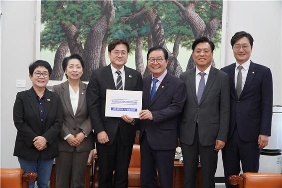 [대전=뉴시스] 조명휘 기자 = 대전지역 더불어민주당 국회의원들이 23일 홍익표 청와대 정무수석을 만나 현안 건의를 한 뒤 기념사진을 찍고 있다. (사진= 장종태 의원실 제공) 2026.10.23. *재판매 및 DB 금지