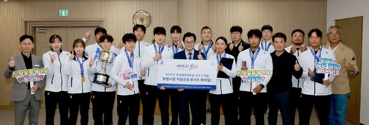 [보령=뉴시스] 엄승용(가운데 정장) 보령시장이 22일 보령시청 시장실에서 전국체육대회 출전 시청 직장운동경기부 선수들을 불러 격려한 뒤 함께 기념 사진을 찍고 있다(김동회 선수는 엄 시장 뒷편 오른쪽). (사진=보령시 제공) 2026.10.23. photo@newsis.com *재판매 및 DB 금지