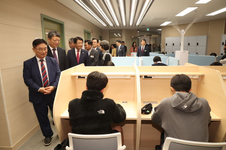 [창원=뉴시스]23일 경남 고성초등학교에서 ‘고성 꿈이랑 자기주도학습센터(경남형 스터디카페)’ 개소식후 시설 내부를 둘러보는 모습.(사진=경남교육청 제공) 2026.10.23.photo@newsis.com *재판매 및 DB 금지